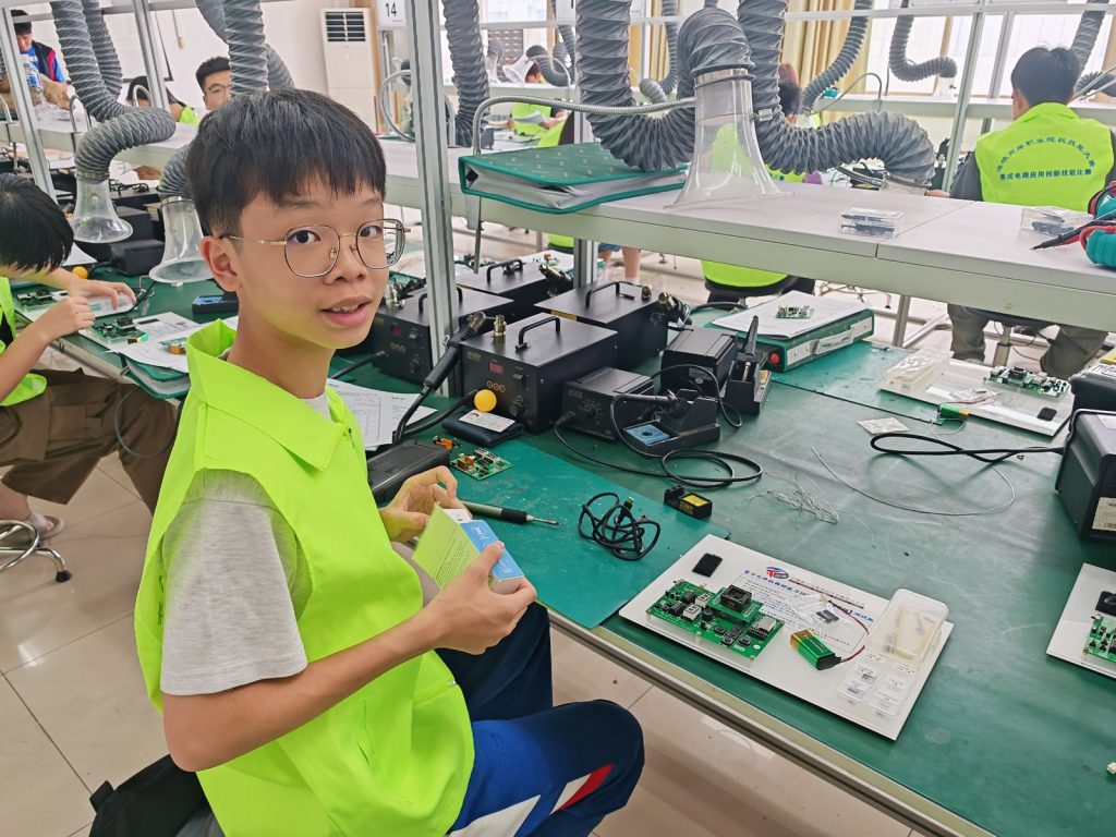 李柏熹在電子組件拆焊專業級實操比賽工作台前。