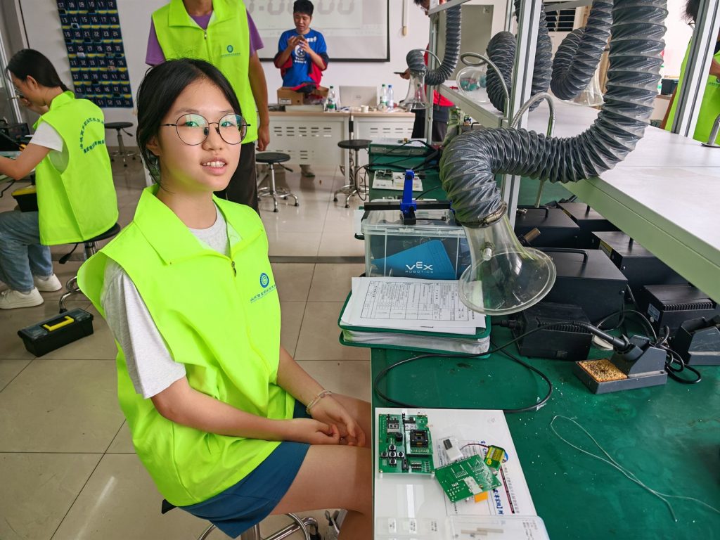 閔語心在電子組件拆焊專業級實操比賽工作台前。